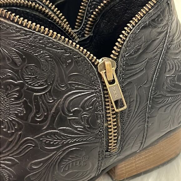 Heiress Black Leather Embossed Zipper Booties 7 B-23 - Picture 2 of 9